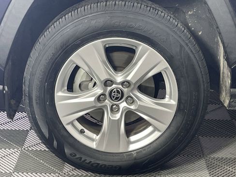 Used 2021 Toyota RAV4 XLE w/ Carpet Mat Package (TMS) image 9