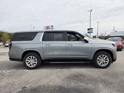 Used 2025 Chevrolet Suburban Premier image 8