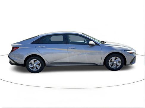 New 2026 Hyundai Elantra SE image 2