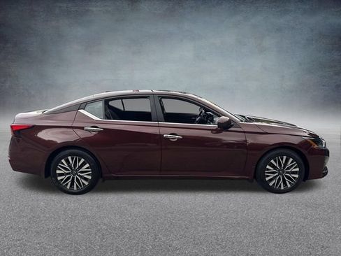 Used 2024 Nissan Altima 2.5 SV w/ SV Premium Package FWD image 5