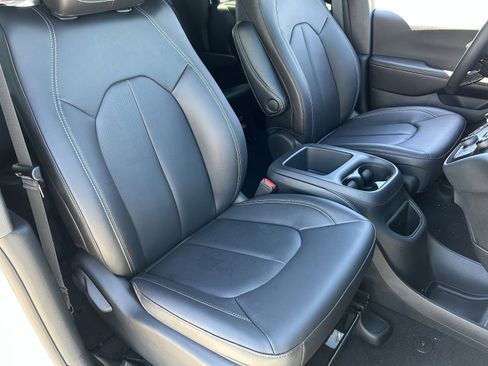 New 2026 Chrysler Pacifica Select image 7