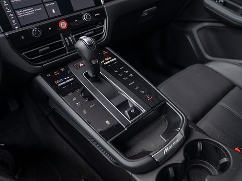 Certified 2025 Porsche Macan image 13