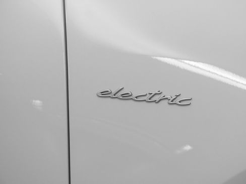 Used 2025 Porsche Macan Electric image 15