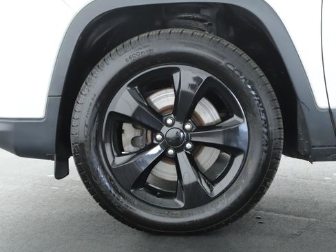 Used 2019 Jeep Cherokee Latitude Plus AWD/4WD image 18