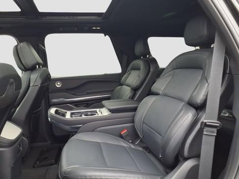New 2026 Lincoln Navigator Reserve w/ Jet Appearance Package AWD/4WD image 8