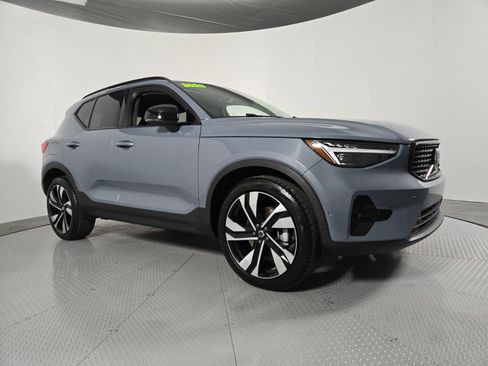 Used 2023 Volvo XC40 B5 Ultimate w/ Climate Package image 2