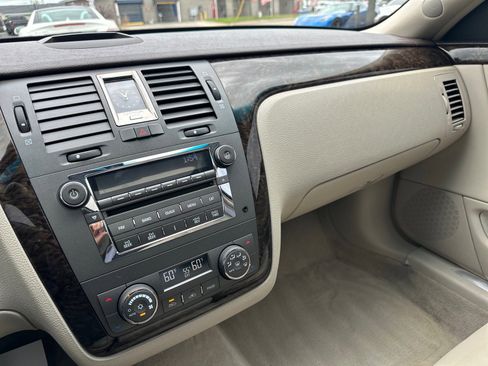 Used 2009 Cadillac DTS w/ Sun And Sound Package FWD image 30