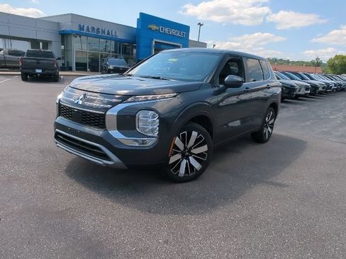 Used 2025 Mitsubishi Outlander SE AWD/4WD image 3