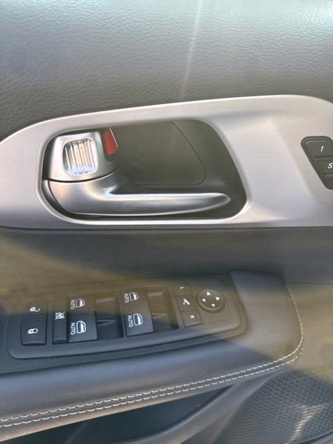 Used 2025 Chrysler Pacifica Limited FWD image 13