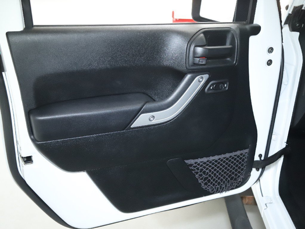 Used 2017 Jeep Wrangler Rubicon w/ Connectivity Group AWD/4WD image 12