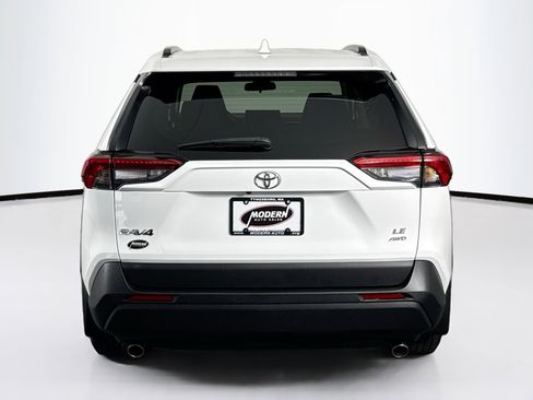 Used 2021 Toyota RAV4 LE AWD/4WD image 10