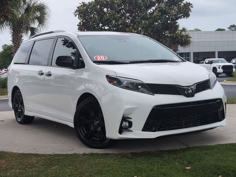 Certified 2020 Toyota Sienna SE w/ Nightshade Edition FWD image 2