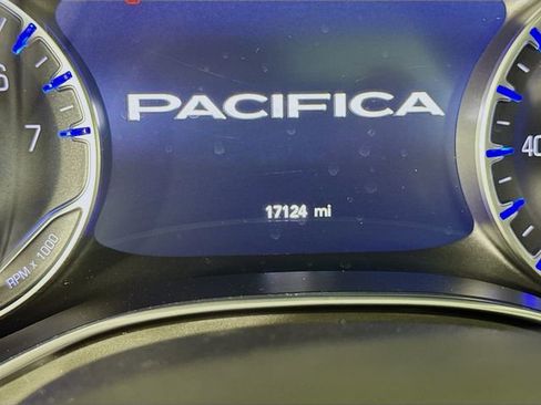 Used 2024 Chrysler Pacifica Limited w/ S Appearance Package FWD image 16