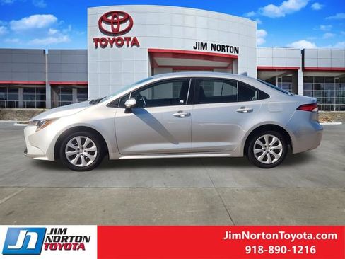 Used 2025 Toyota Corolla LE FWD image 4