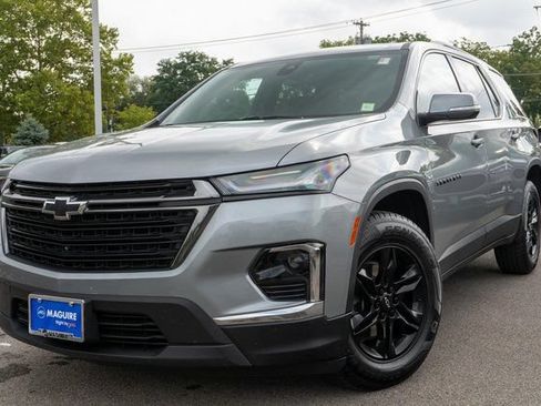 Used 2023 Chevrolet Traverse LT FWD image 1