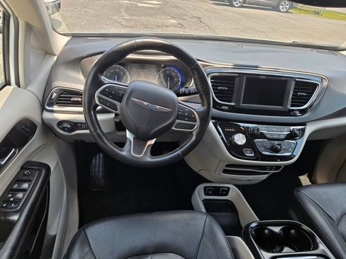 Used 2020 Chrysler Pacifica Touring-L FWD image 5