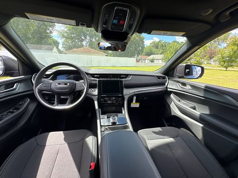 New 2025 Jeep Grand Cherokee Laredo X w/ Luxury Tech Group I image 12