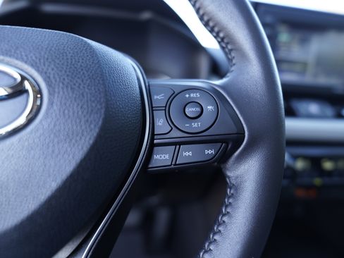 Used 2022 Toyota RAV4 XLE Premium image 21