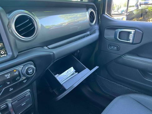 Used 2021 Jeep Gladiator Overland AWD/4WD image 8