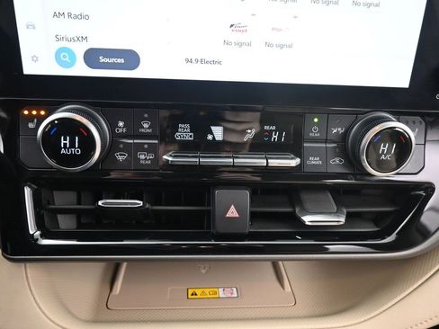 Used 2023 Toyota Highlander XLE image 26