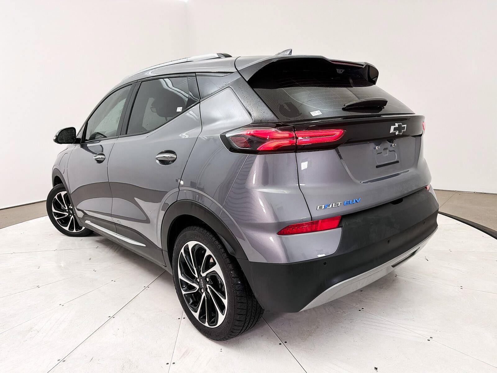 Used 2023 Chevrolet Bolt EUV Premier w/ Sun & Sound Package FWD image 10