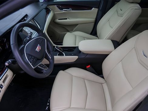 Used 2018 Cadillac XT5 Luxury w/ Driver Awareness Package image 9