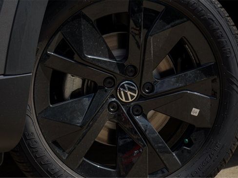New 2025 Volkswagen Taos SE image 2