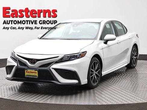 Used 2024 Toyota Camry SE FWD image 1