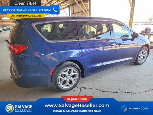 Used 2018 Chrysler Pacifica Touring Plus w/ Tire & Wheel Group FWD image 4
