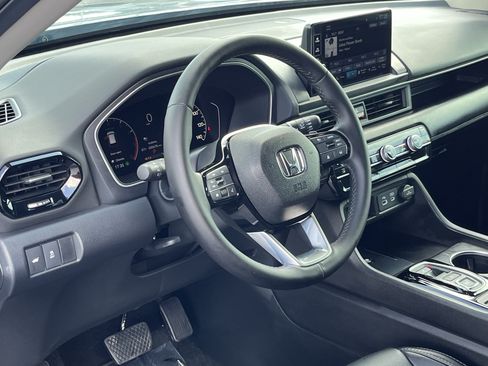 Used 2025 Honda Pilot Touring image 21