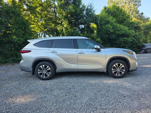 Used 2020 Toyota Highlander XLE FWD image 3
