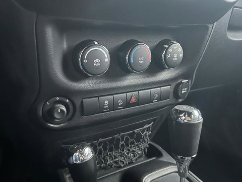Used 2015 Jeep Wrangler Unlimited Rubicon w/ Connectivity Group AWD/4WD image 28
