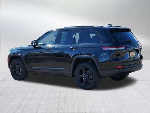 Used 2023 Jeep Grand Cherokee Limited w/ Black Appearance Package image 5