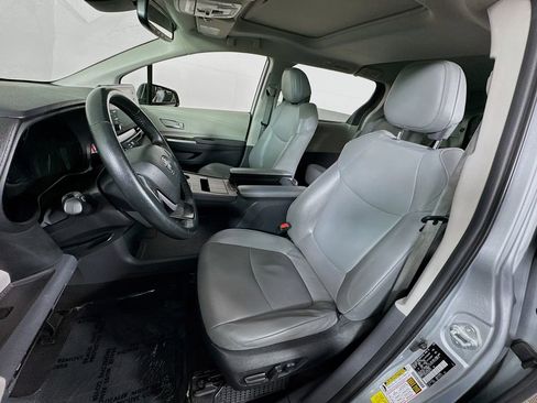 Used 2022 Toyota Sienna XLE image 12