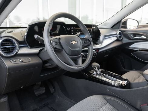 Used 2025 Chevrolet Trax LT FWD image 17