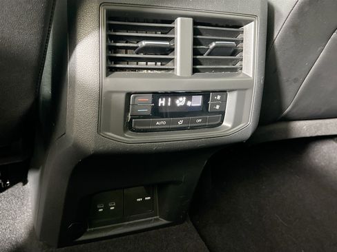 Used 2023 Volkswagen Atlas SE image 25