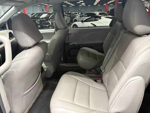 Used 2019 Toyota Sienna XLE w/ XLE Navigation Package FWD image 34