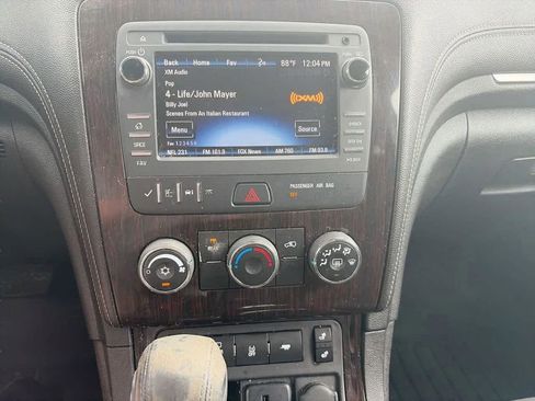 Used 2017 Chevrolet Traverse LT w/ Style and Technology Package FWD image 18