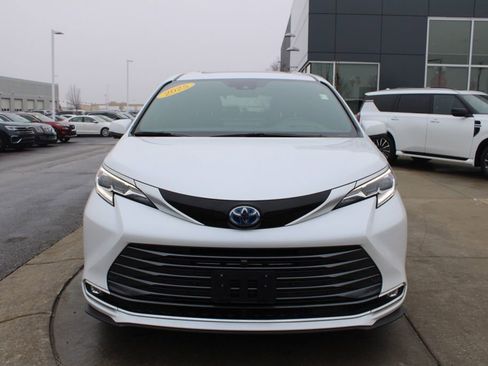 Used 2025 Toyota Sienna Platinum image 2