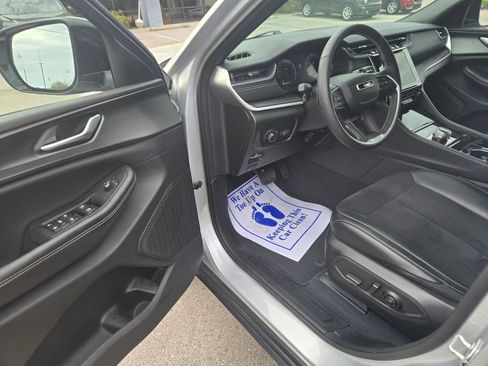 Used 2023 Jeep Grand Cherokee L Laredo image 6