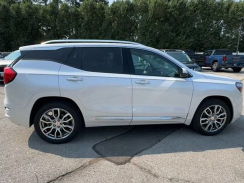 Used 2024 GMC Terrain Denali w/ Denali Premium Package AWD/4WD image 9