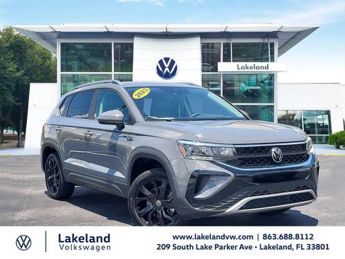 Used 2023 Volkswagen Taos SE w/ Black Wheel Package FWD image 1