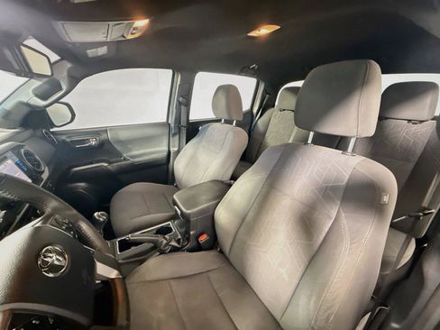 Used 2019 Toyota Tacoma TRD Sport AWD/4WD image 9