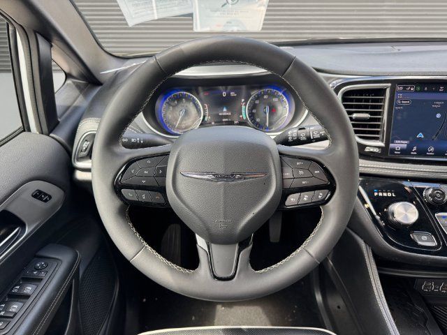 Used 2025 Chrysler Pacifica Limited FWD image 13