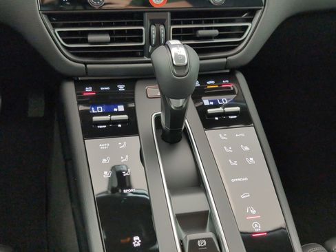 Certified 2025 Porsche Macan AWD/4WD image 25