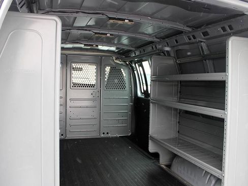 Used 2018 Chevrolet Express 2500 w/ Driver Convenience Package image 33