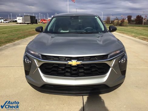 Used 2024 Chevrolet Trax LS w/ Driver Confidence Package image 9