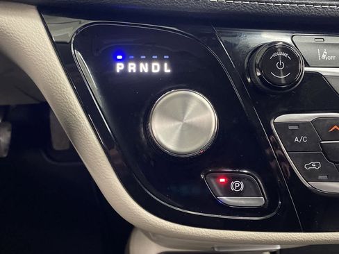 Used 2024 Chrysler Pacifica Select image 27