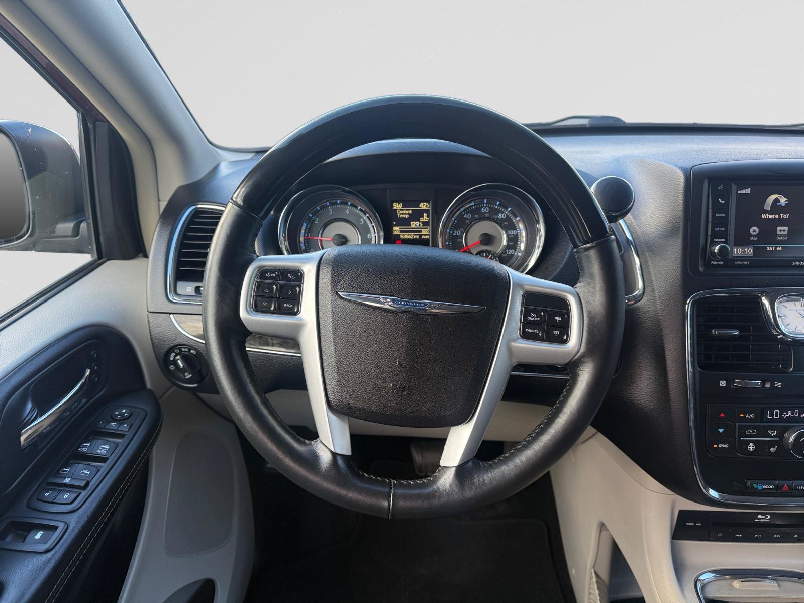 Used 2016 Chrysler Town & Country Limited Platinum FWD image 12