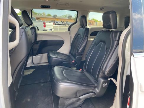 Used 2023 Chrysler Pacifica Touring-L FWD image 28